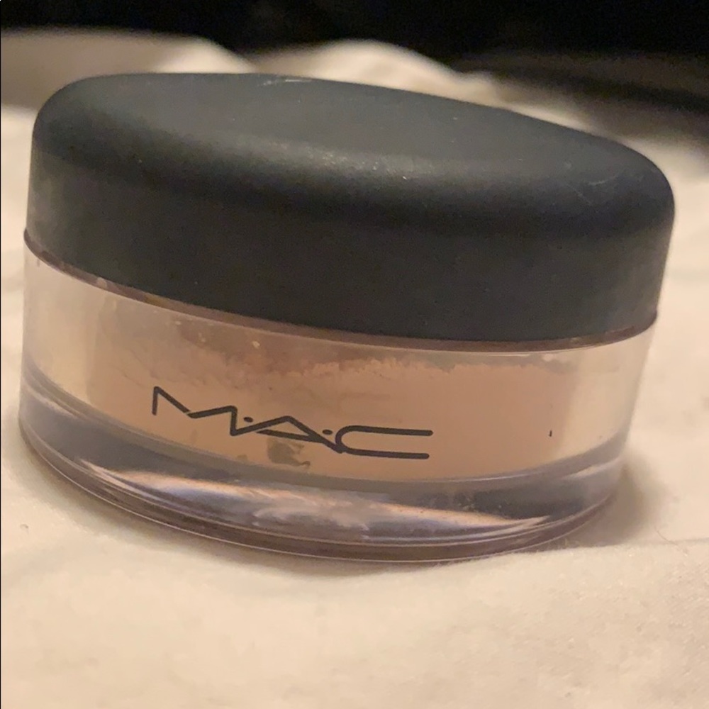 MAC loose powder foundation